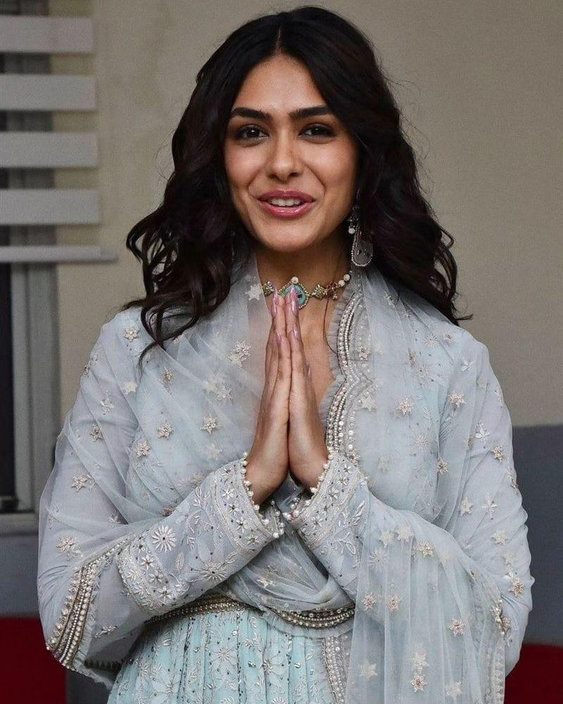 mrunal-thakur-cute-expression